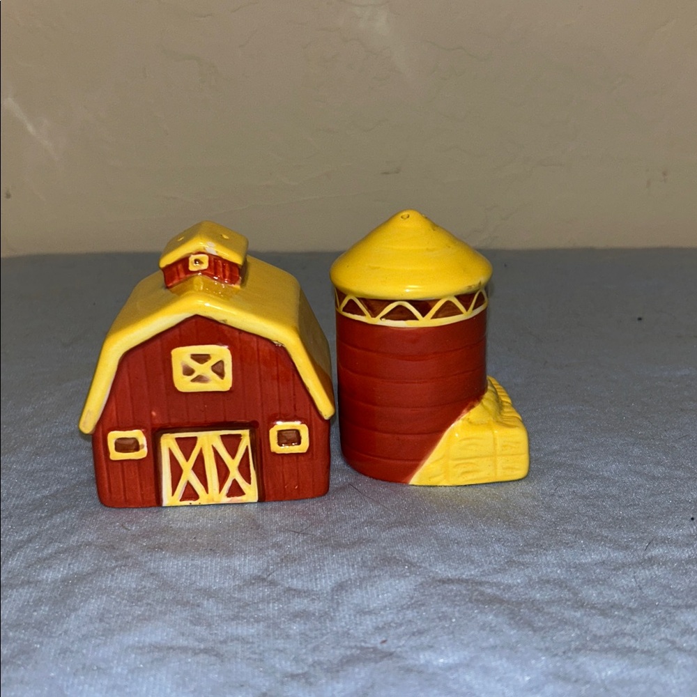 2002 Gibson The John Deere 'On The Farm' Ceramic Salt & Pepper Shaker Set - Picture 5 of 14